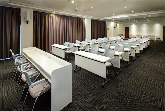 青岛会议公司灯光设备和自然光源的处理办法